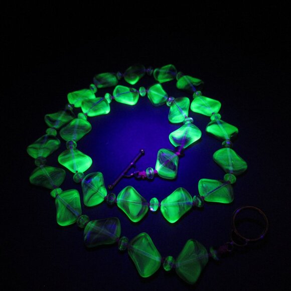 Uranium glass bead Necklace - Picture 6 of 9